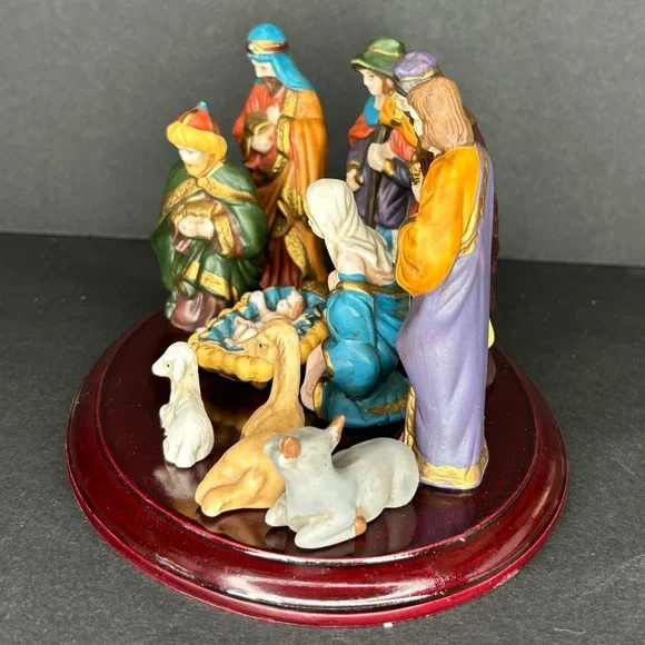 Scott's Porcelain 11 piece Nativity Christmas set with wood base. - Picture 3 of 16